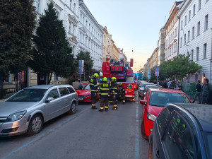 V pražské Bubenči záchranáři ošetřili 9 lidí po požáru v bytě