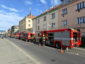 Při požáru v Záběhlické ulici zemřel jeden člověk. Na místě zasahovali hasiči a záchranáři