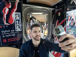 Prahou jezdí soutěžní sletová tramvaj lákající na letošní všesokolský slet
