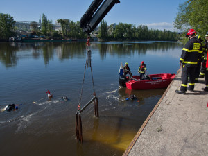 V holešovickém přístavu proběhlo cvičení hasičů a potápěčů