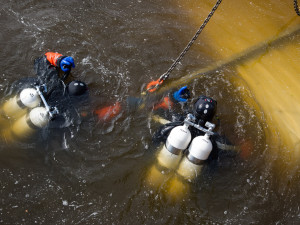 V holešovickém přístavu proběhlo cvičení hasičů a potápěčů
