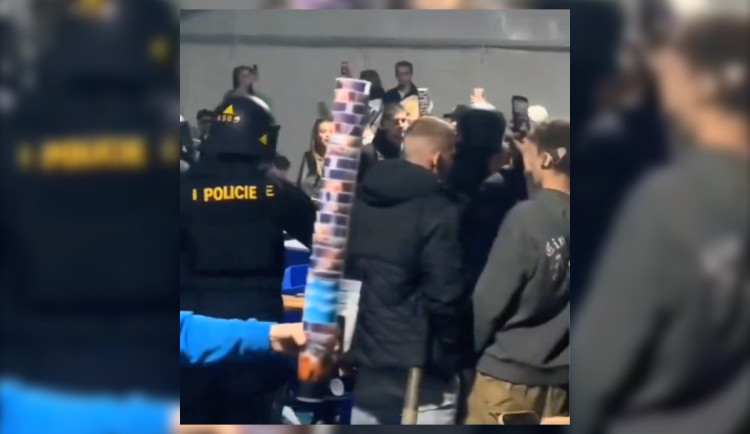 Po skončení Majálesu proto některým návštěvníkům zasáhla policie.