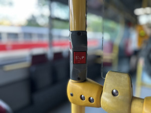 ANKETA: Měly by být všechny zastávky autobusů v Praze na znamení?