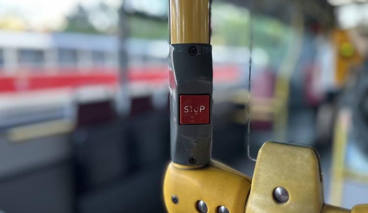 ANKETA: Měly by být všechny zastávky autobusů v Praze na znamení?