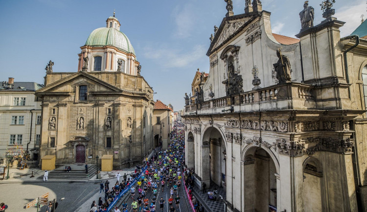Dopravu v Praze v neděli omezí maraton, opatření se dotknou veřejné dopravy i aut