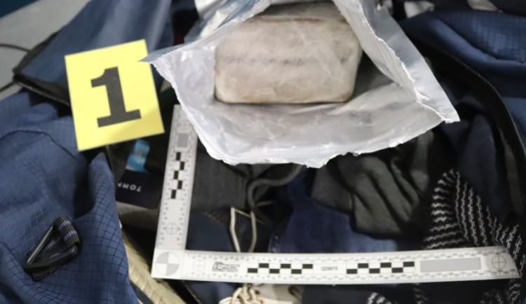 Policie na pražském letišti zadržela muže s téměř pěti kilo kokainu v tašce