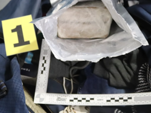 Policie na pražském letišti zadržela muže s téměř pěti kilo kokainu v tašce