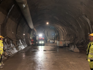 Dělníkům na stavbě metra D zbývá prorazit tunel mezi linkami D a C