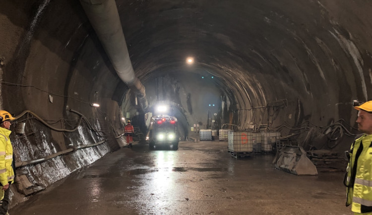 Dělníkům na stavbě metra D zbývá prorazit tunel mezi linkami D a C
