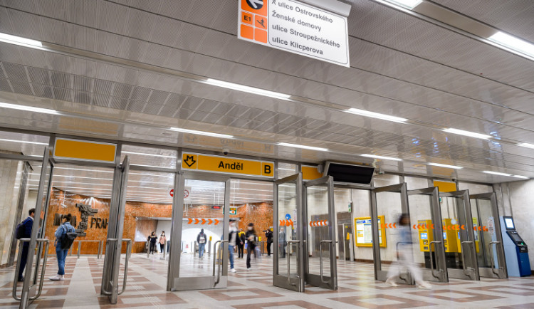 Pod soupravu metra ve stanici Anděl spadl člověk, na místě zemřel