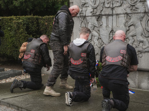 VIDEO: Noční vlci přijeli do Prahy, čekali je fanoušci i nadávky