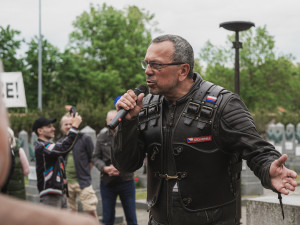 VIDEO: Noční vlci přijeli do Prahy, čekali je fanoušci i nadávky