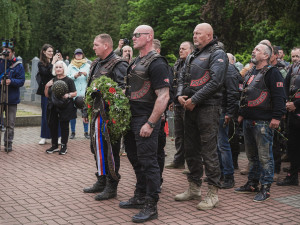 VIDEO: Noční vlci přijeli do Prahy, čekali je fanoušci i nadávky