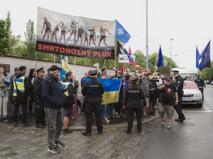 VIDEO: Noční vlci přijeli do Prahy, čekali je fanoušci i nadávky