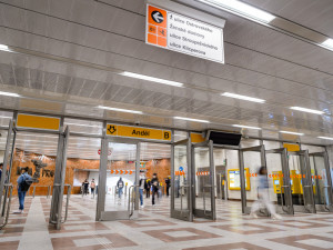 Pod soupravu metra ve stanici Anděl spadl člověk, na místě zemřel
