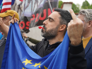 FOTOGALERIE: Vztyčené prostředníčky, karafiáty a ruské vlajky. Podívejte se, jak vypadala návštěva Nočních vlků na Olšanských hřbitovech