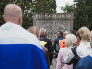 FOTOGALERIE: Vztyčené prostředníčky, karafiáty a ruské vlajky. Podívejte se, jak vypadala návštěva Nočních vlků na Olšanských hřbitovech