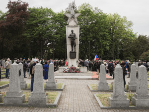 FOTOGALERIE: Vztyčené prostředníčky, karafiáty a ruské vlajky. Podívejte se, jak vypadala návštěva Nočních vlků na Olšanských hřbitovech