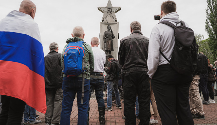VIDEO: Noční vlci přijeli do Prahy, čekali je fanoušci i nadávky