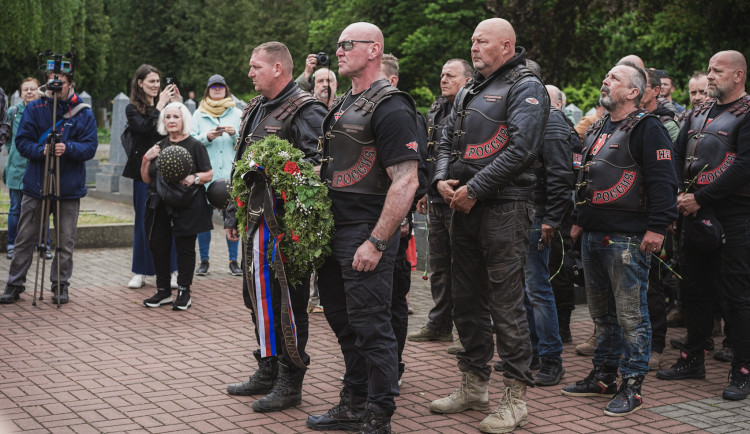 FOTOGALERIE: Vztyčené prostředníčky, karafiáty a ruské vlajky. Podívejte se, jak vypadala návštěva Nočních vlků na Olšanských hřbitovech