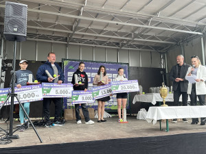 Mladí tenisté si odnesli trofeje v seriálu Race to Wimbledon 24