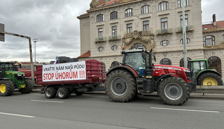 Traktory se vrátí do Prahy, zemědělci se dohodli na pokračování protestů