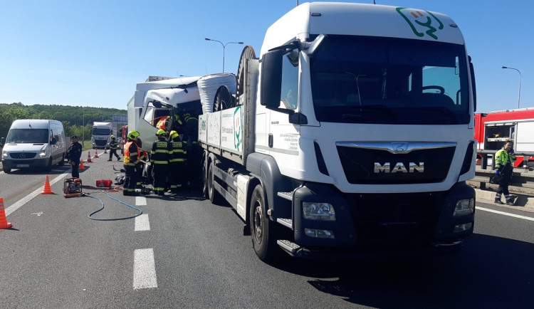 Dopravu na Pražském okruhu blokuje smrtelná nehoda dvou nákladních aut, tvoří se dlouhé kolony