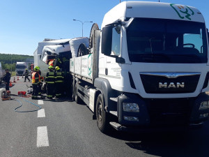 Dopravu na Pražském okruhu blokuje smrtelná nehoda dvou nákladních aut, tvoří se dlouhé kolony