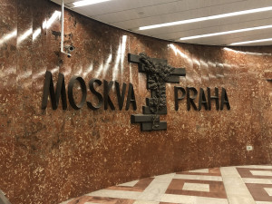 Plastika Moskva - Praha z metra jen tak nezmizí. Nejdřív ji doplní tabulka, pak budou její úpravu řešit umělci