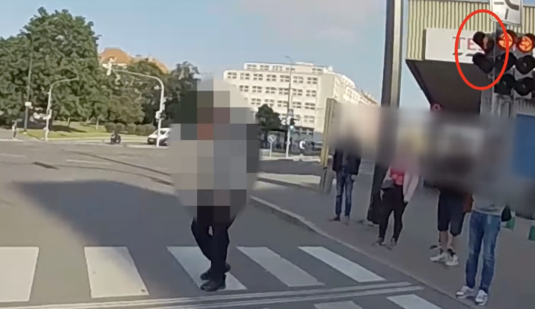 VIDEO: Strážník upozornil seniora, že jde na červenou. Jdi do p*dele, uslyšel