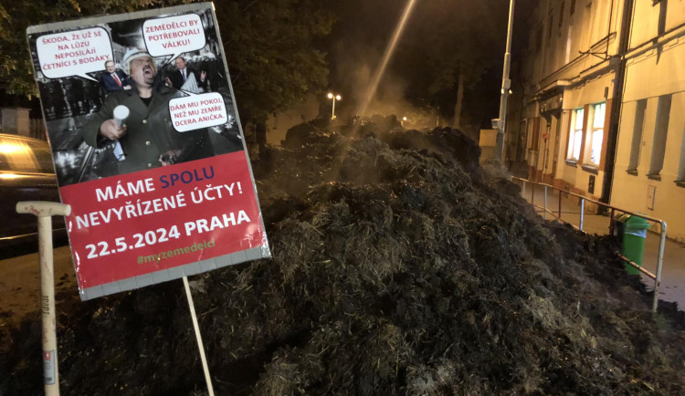 Novotnému před řeporyjský úřad vysypali hnůj. Máme spolu nevyřízené účty, hlásá cedule