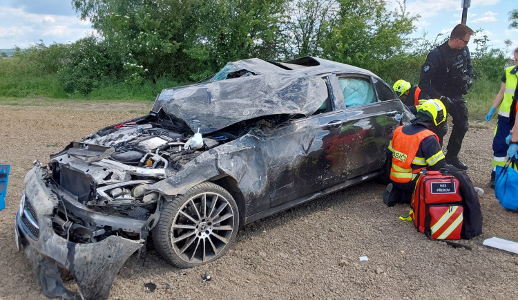 Přes tři promile, škoda přes dva miliony. Opilý řidič letěl s mercedesem u Bochoře přes střechu