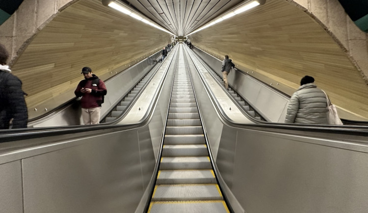 Eskalátory ve stanici metra Jiřího z Poděbrad zůstanou bez reklam