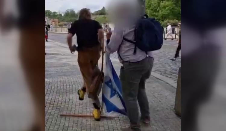VIDEO: Výtržník zlomil muži izraelskou vlajku. Může za to do vězení až na dva roky