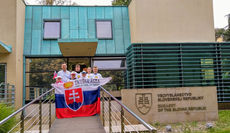 Policie po střelbě na Fica posílila dohled u slovenské ambasády v Praze, monitoruje i sociální sítě