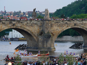 FOTOGALERIE: Vltavu křižovaly historické veslice. Plavba byla součástí Svatojánských slavností