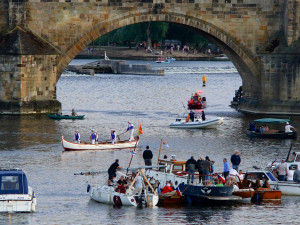 FOTOGALERIE: Vltavu křižovaly historické veslice. Plavba byla součástí Svatojánských slavností