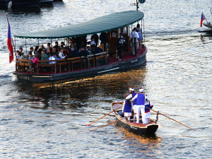 FOTOGALERIE: Vltavu křižovaly historické veslice. Plavba byla součástí Svatojánských slavností