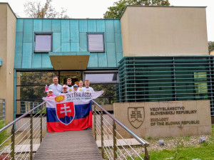 Policie po střelbě na Fica posílila dohled u slovenské ambasády v Praze, monitoruje i sociální sítě