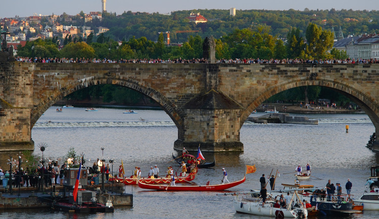 FOTOGALERIE: Vltavu křižovaly historické veslice. Plavba byla součástí Svatojánských slavností