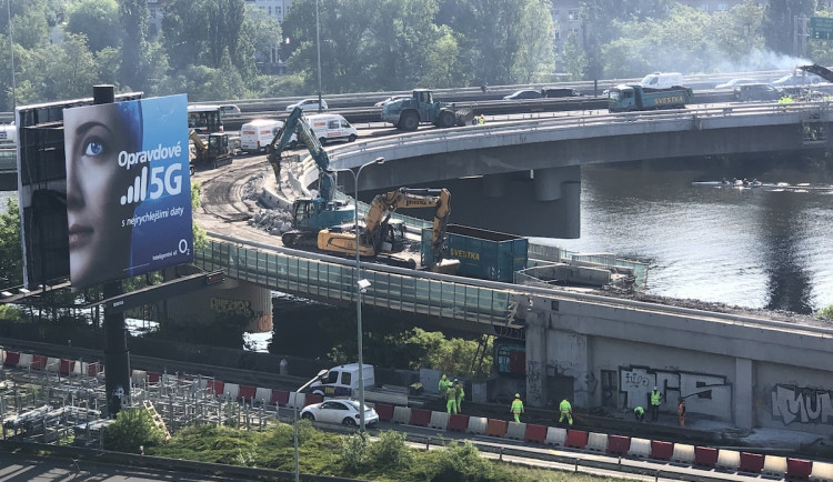 Opravu Barrandovského mostu do konce prázdnin nestihnou. Důvodem je špatná kvalita původního betonu