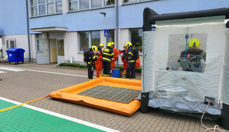Z chemické laboratoře v Praze unikla nebezpečná látka, hasiči provedou dekontaminaci