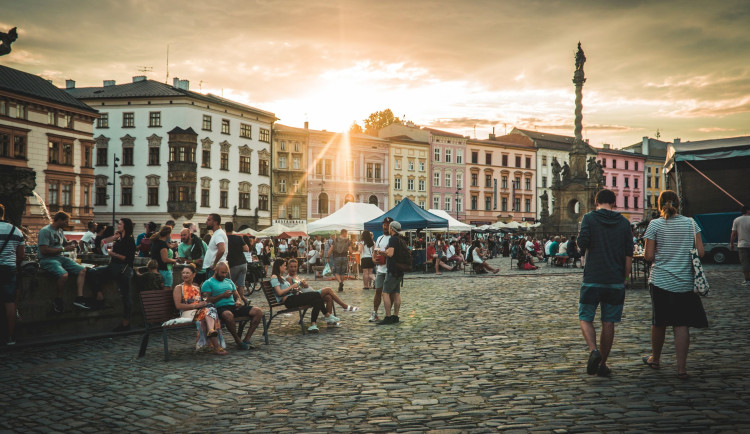 Dolní náměstí dnes a zítra ovládnou tradiční Olomoucké vinné slavnosti. V sobotu proběhne velká degustace