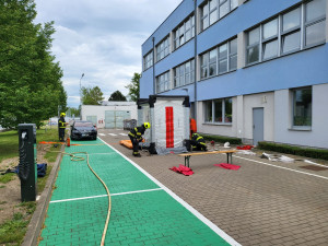 Z chemické laboratoře v Praze unikla nebezpečná látka, hasiči provedli dekontaminaci