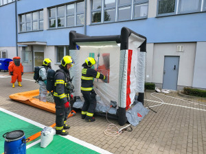 Z chemické laboratoře v Praze unikla nebezpečná látka, hasiči provedli dekontaminaci