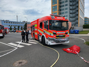 Z chemické laboratoře v Praze unikla nebezpečná látka, hasiči provedli dekontaminaci