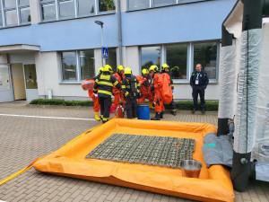 Z chemické laboratoře v Praze unikla nebezpečná látka, hasiči provedli dekontaminaci