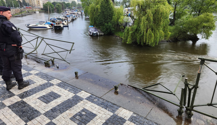 Do Vltavy se z nábřeží zřítilo auto, museli ho vytáhnout hasiči