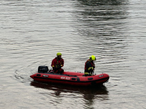 Do Vltavy sjelo z nábřeží auto, musí ho vytáhnout hasiči