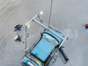 Do Vltavy se z nábřeží zřítilo auto, musí ho vytáhnout hasiči